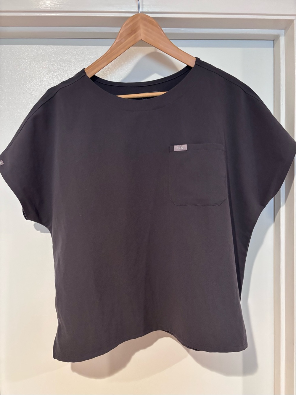 Women’s Figs Arua Relaxed Scrub Top, Medium, Charcoal